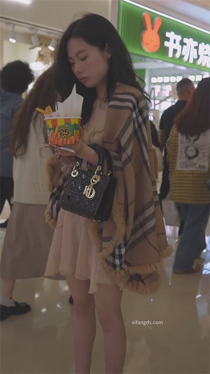 爆款推荐【商场偷拍】绝美嫩妹蜜穴饱满肥美，穿尿不湿被龟男当场占便宜1V1 配图6