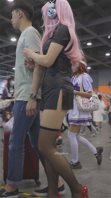 重磅推荐【展会极致抄底】短裙一掀就是给人看的骚货！斑马情趣丝袜内裤骚到爆，龟男直 配图6