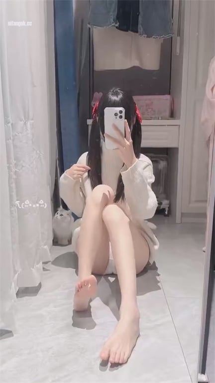 推荐抖音20岁颜值嫩妹【季雨】极品萝莉，粉奶无毛粉穴， 配图39