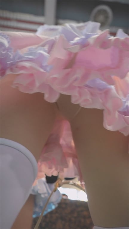 推荐【展会抄底】颜值嫩妹,肉丝白内还可以,玉足特写,似乎被发现了,腿夹得好紧1V 配图9
