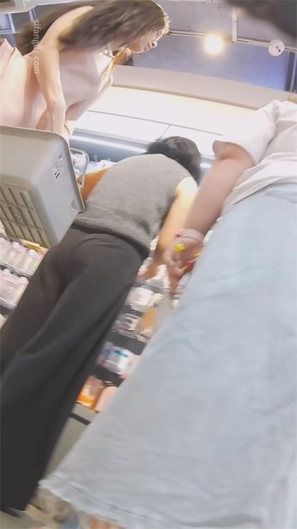 爆推【商场抄底】绝色嫩妹爆好身材大长腿，粉嫩饱满蜜穴，老哥爽到飞起！一路跟踪粉裙 配图13