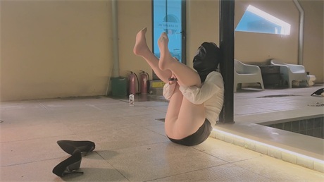 推荐变态绳艺摄影师【白城】剧情调教模特【小南】惩戒人妻系列，极限施虐，上吊，溺水 配图5