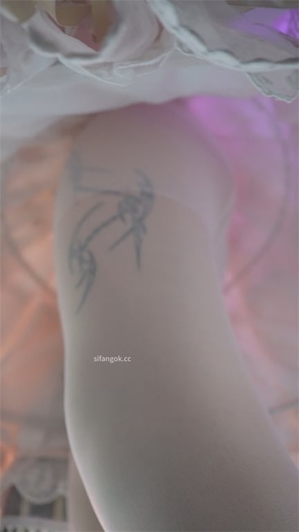 爆款推荐【商场抄底】绝色嫩妹大长腿，泡泡裙下白内超骚，饱满蜜穴圆润翘臀1V1激情 配图6