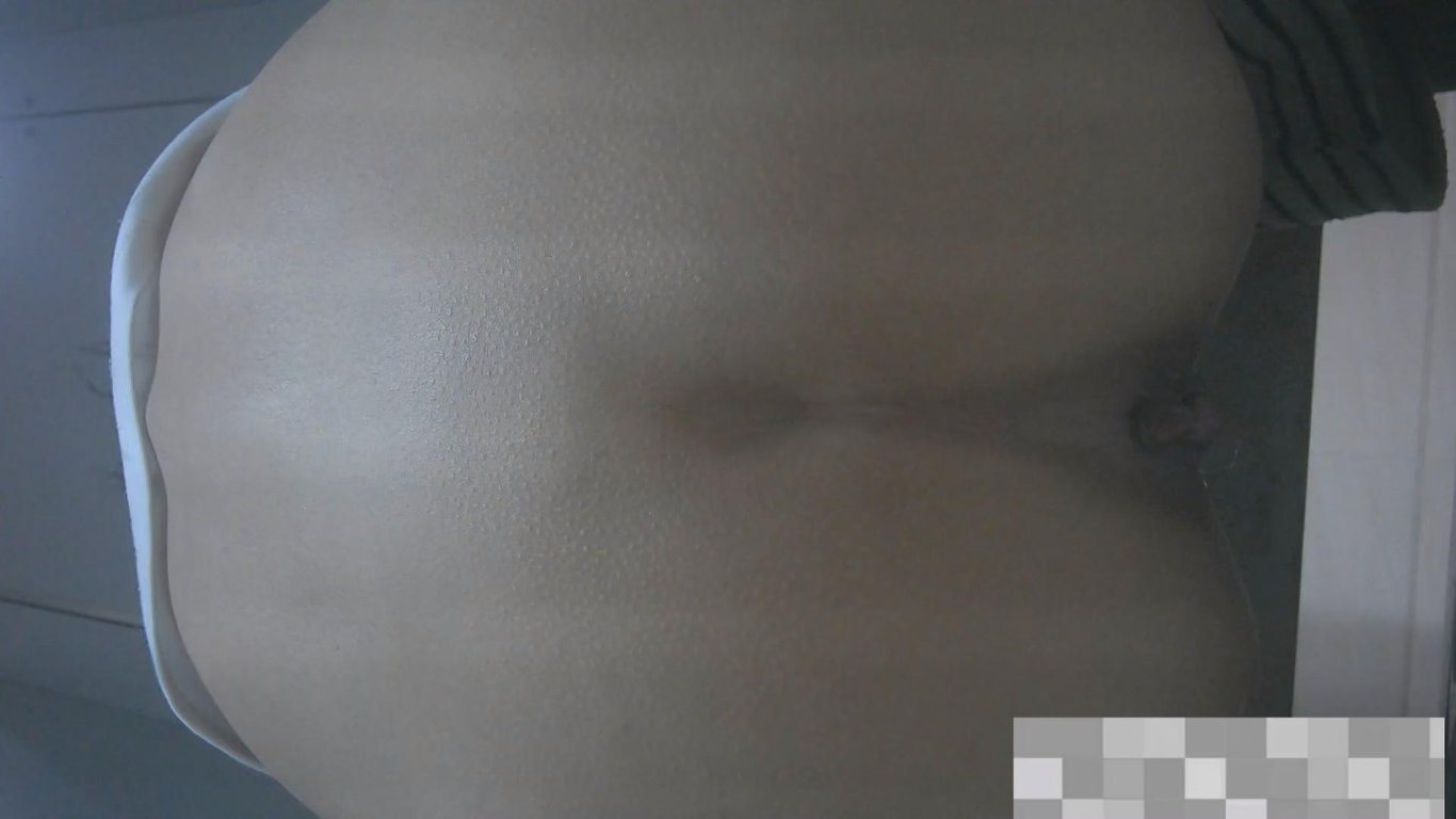 私房八月新流出售价70元【主播厕拍】双视角超清晰偷拍年轻貌美女主播的性感馒头逼（ 配图3