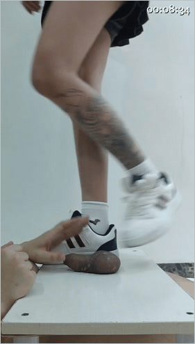 ㊙【SM调教】【鞋跟踩蛋】飞鱼鞋跟插马眼/琦琦踢裆拳击蛋蛋/阿静琦琦双人骑脖子踢 配图4