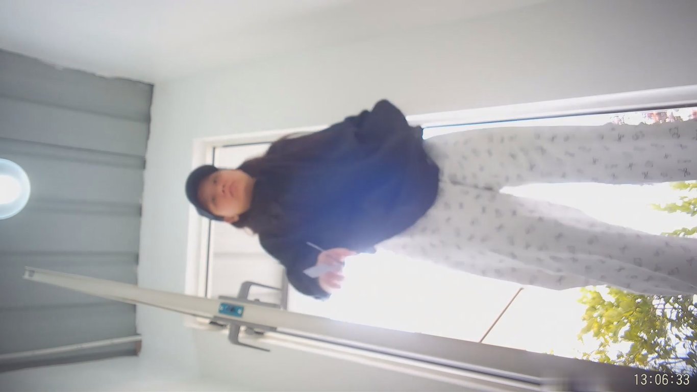 前段时间很火的某莉岛网红景区女厕偷拍JK短裙萝莉妹听说话声音貌似男的高清无水印原 配图3
