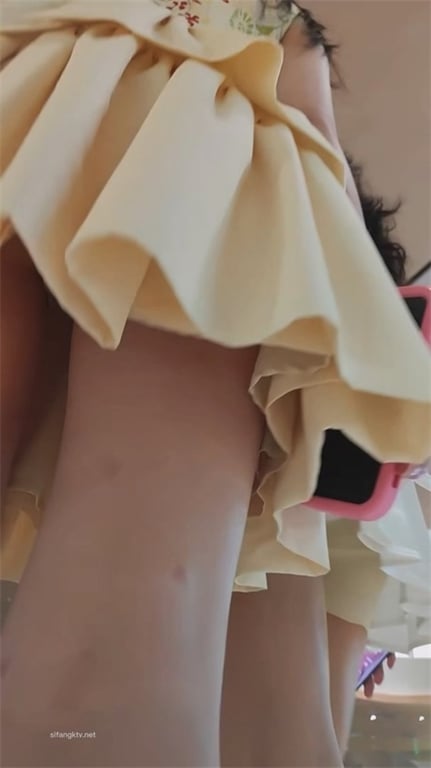 ❣️爆款推荐❣️【商场偷香】绝美嫩妹小皮鞋白内裤骚到爆，超薄姨妈巾都挡不住，一脸怨妇欲求不满，1V1激情解馋 - 老宋论坛-老宋论坛