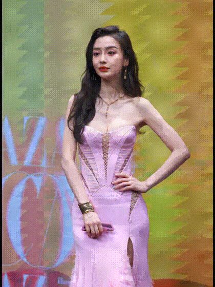 【AI脱衣】抖音快手小红书骚女明星明星在台上现场脱衣！ 配图4