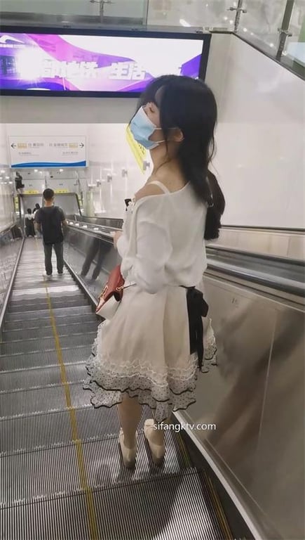 【地铁抄底】双马尾嫩妹泡泡裙，白丝白内若隐若现，小皮鞋玉足特写，双腿紧夹疑似处， 配图3
