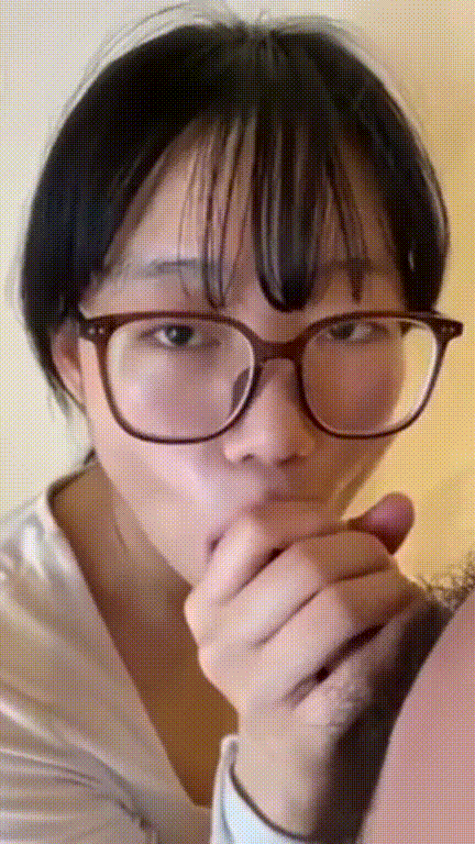 超美眼镜嫩妹情侣私拍被大屌男友驯化调教 露脸舔屌口爆吞精玩3P乱交被夹击爆操 萌 配图3