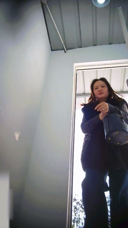美女如云街边女公厕真实偷拍多位小姐姐方便还有换衣的，同步露脸⑵ 配图6