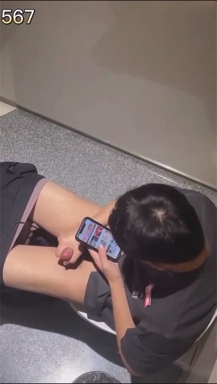 推荐厕所偷拍【大学男生放尿撸管】厕所看片撸管射了好多，竟然还有包茎翻不出来，G8 配图12