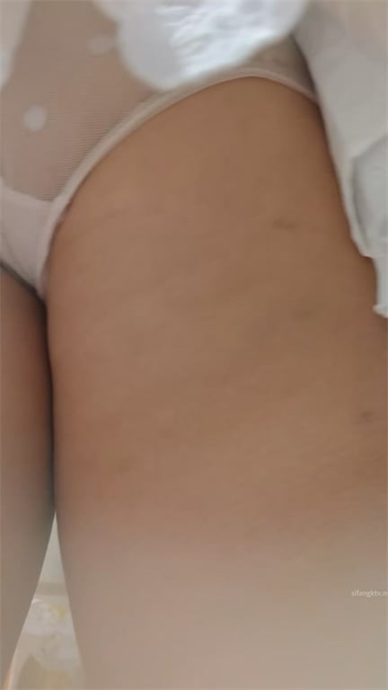 推荐【商场抄底】都是颜值靓女，阴户饱满，玉足特写，肉丝包臀裙，龟男在旁边也要拍5 配图4