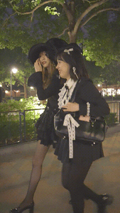 黑丝美腿小姐姐街头大胆抄底❤️透明蕾丝白内裤极致反差诱惑-老宋论坛