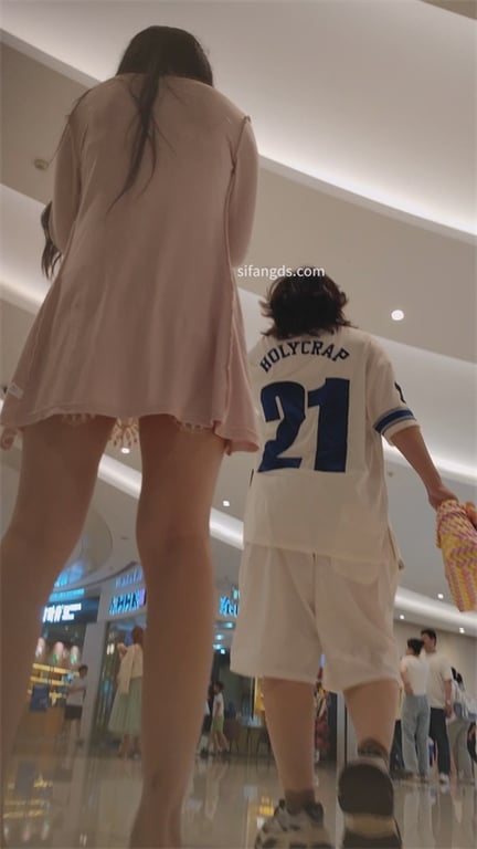 爆款推荐【商场猎艳】极品小美人百合激战，玉足高清特写+紧致后庭，被女人玩到失神1 配图5