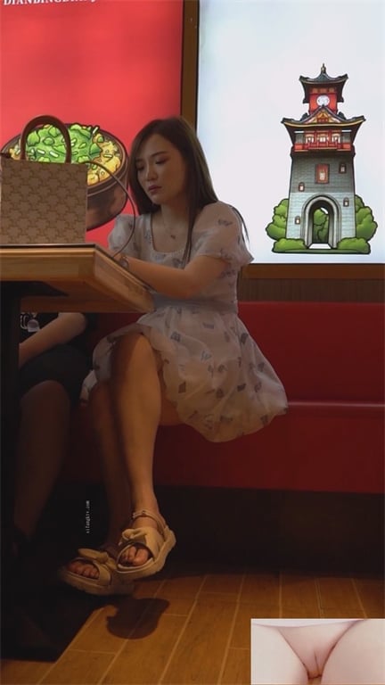 推荐【商场抄底美少妇】颜值身材还行,小奶狗的最爱,玉足特写,老哥拍摄手法可以,就 配图12