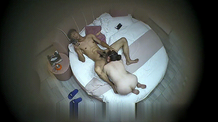 上帝视角偷情实录！5-18男人约少妇激情打炮，一见面就干柴烈火，被操时还在接电话 配图2