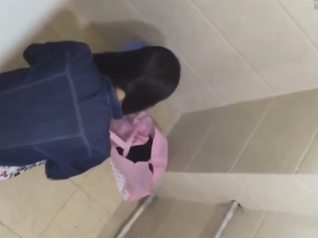 大神手持闯拍商场女厕多角度偷拍差点被试穿高跟鞋的美女发现 配图8