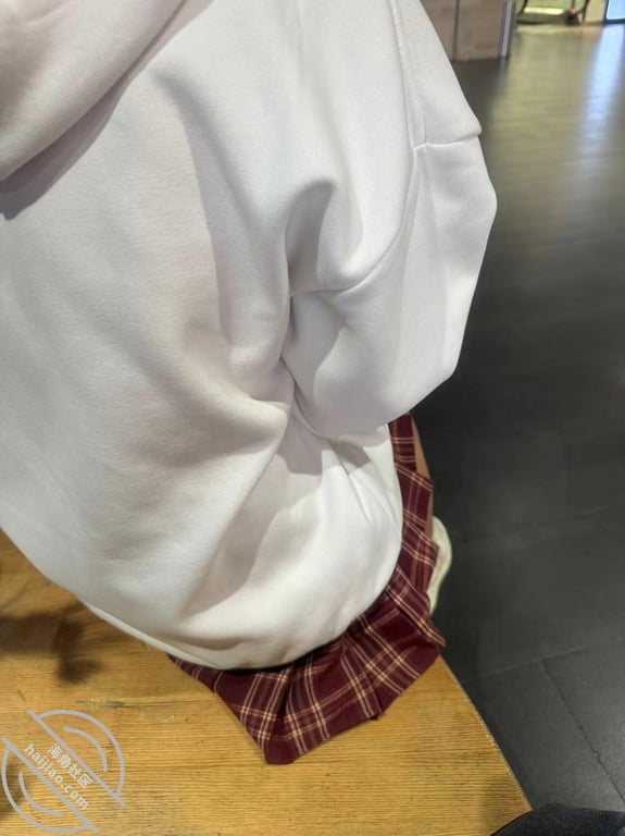 19.（原创）酒店里把妹妹的腿压在肩膀上操，妹妹说这样插得太深 - 老宋论坛-老宋论坛