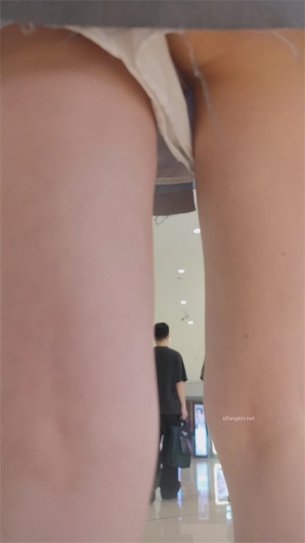 爆推【商场偷拍福利】热裤小太妹抽烟超拽，紧翘美臀饱满蜜穴，众目睽睽下大胆贴身抄底 配图9