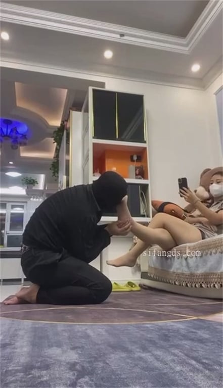 推荐快手SM女主【张佳佳（主S)】淫语辱骂，调教龟男，丝足诱惑，喜欢龟男舔脚14 配图8