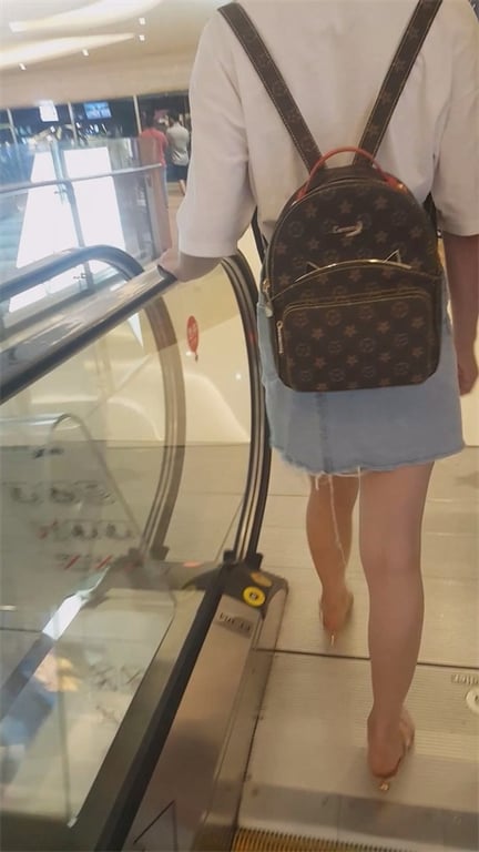 爆推【商场激情抄底】极品少妇玉足诱惑！电梯人潮牛仔短裙硬上，老哥技术拉满1V 配图6