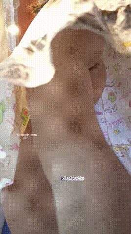 商场偶遇卡通长裙素颜小姐姐，闷骚无内直出光洁白虎嫩逼超诱人 配图4