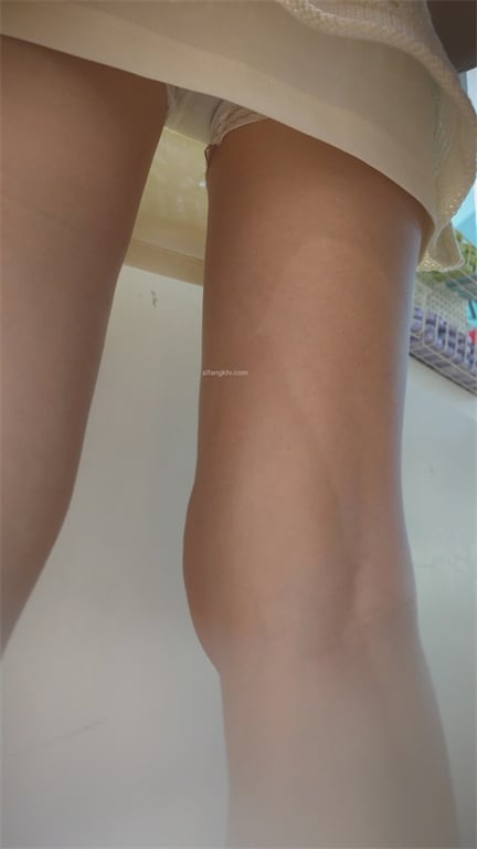 极致诱惑【商场捡漏】极品少妇紧身包臀裙，玉足高清特写，翘臀圆润欲埋脸狂吸1V1 配图4