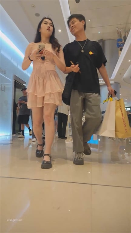 爆款推荐【商场极致抄底】颜值爆表靓妹齐聚，包臀裙勾人欲火难挡，龟男陪购也疯狂抢购 配图14