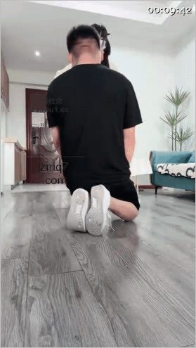 ㊙【SM调教】【玉子】TJ爆揍狗东西暴力耳光1000下全体重暴力踩踏踢踹踢裆踩鸡 配图1