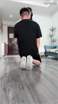 ㊙️【SM调教】【玉子】TJ爆揍狗东西暴力耳光1000下全体重暴力踩踏踢踹踢裆踩鸡各100下-老宋论坛