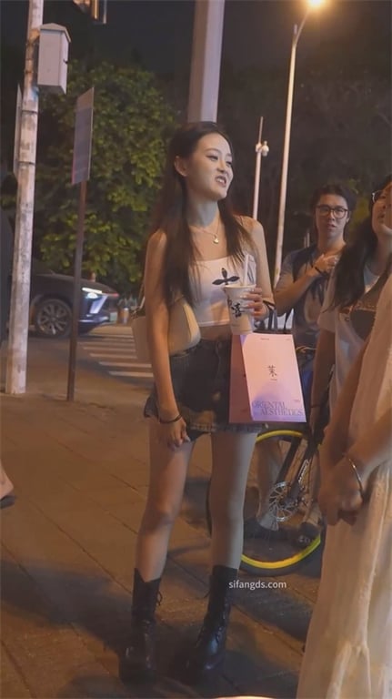 极致诱惑【街头抄底】清纯美少女下体发痒狂抠大腿根，少妇后妈裙下内裤紧夹骚逼欲火难 配图10