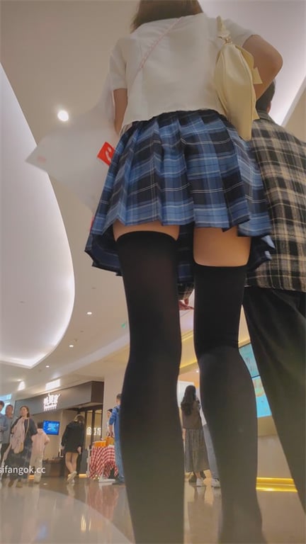 ❣️推荐❣️【商场抄底】极品JK学生妹，裙子这么短也不穿安全裤，白内内骚得要命，龟男在旁边也要拿下1V愃 - 老宋论坛-老宋论坛