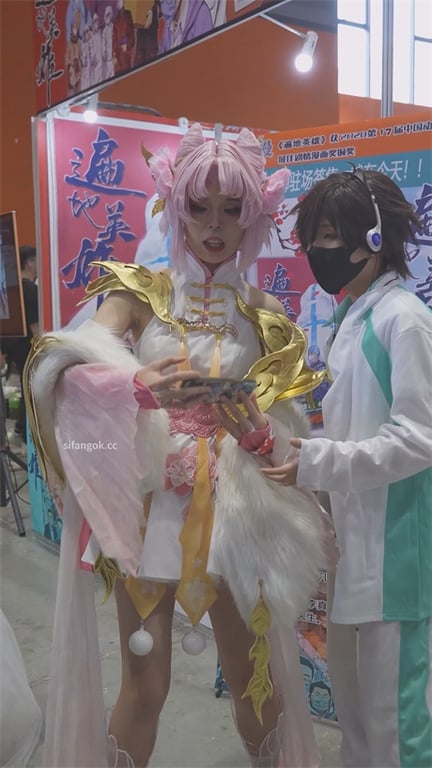 极品嫩妹展会偷拍！短裙白内若隐若现，臀上黑斑添诱惑，这么短的裙子不就是让人看个够 配图8