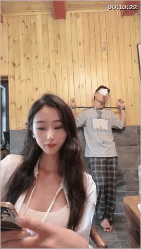 【SM调教】【沅芷】【第一季】玩物直播沅芷双S女奴线下调教插马眼黄金圣水 户外调 配图3