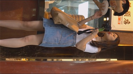 爆款推荐【超市偷情】极品少妇肥美蜜穴，美女美食主播高潮连连，绿帽龟奴跪舔旁观偷拍 配图9