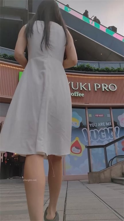 极致诱惑【商场偷拍】顶级靓女大长腿玉足高清特写，个性内裤撩人欲火，硬到爆7V 配图19