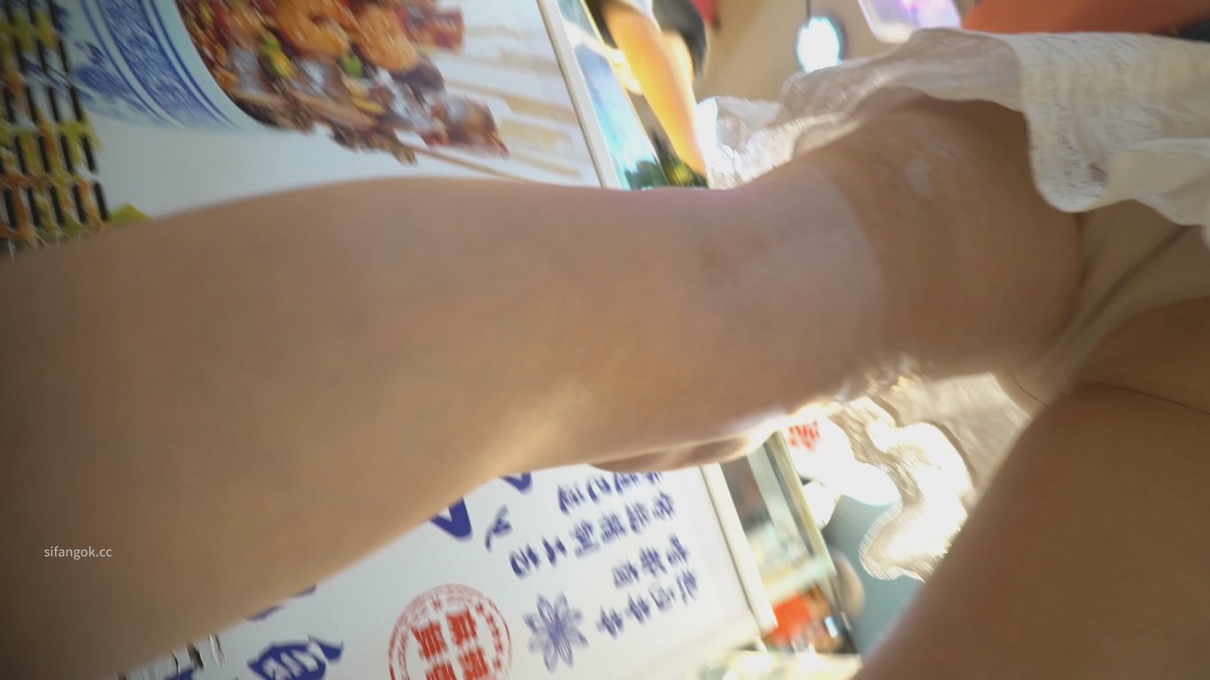 （空城原创）陪老公逛街的白裙少妇，淡粉无痕内裤死死勒着肥嫩肉臀，颜值普通却骚气逼 配图6