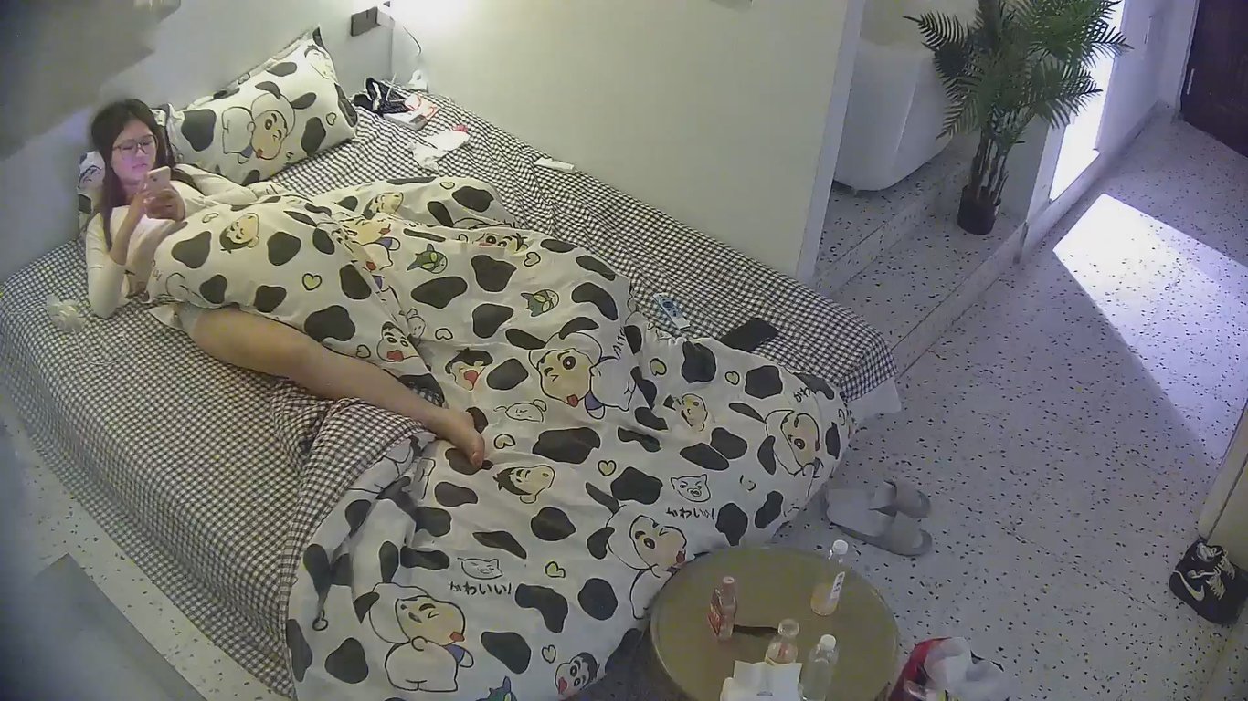 酒店偷拍大曝光！大学生情侣假期吃外卖后激情缠绵，小哥猛干眼镜女友高潮迭起 配图3