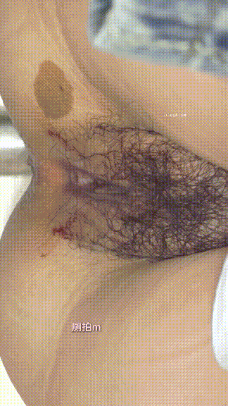 厕拍达人大型商场女厕拍脸拍逼多位女性，带着高端设备现场偷拍高清特写私处~炸裂 配图10