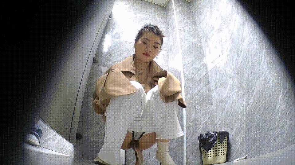 美女如云商场女厕正面全景脸穴同框连续偷拍多位美女大小便，有剃的有天生的白虎逼 配图6