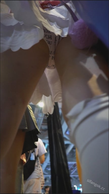 爆款推荐【展会偷拍】绝美清纯女神玉足高清特写！白内裤竟写Fuck You，纯欲外 配图10