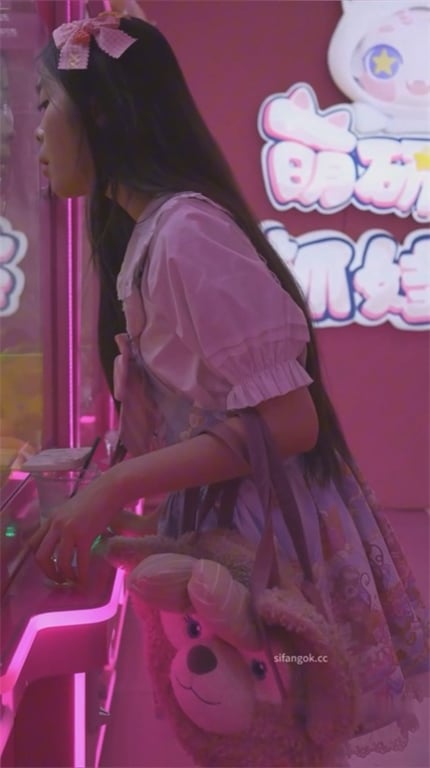 推荐【步行街抄底】萝莉装颜值靓女，白丝配搭，JK妹的白内裤更骚，好饱满的阴户1V 配图6