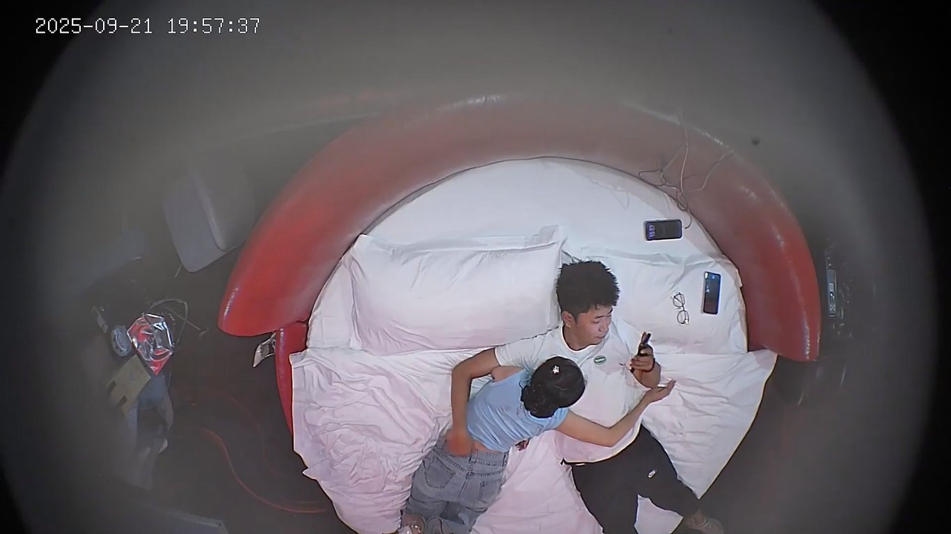 9-21酒店高清偷拍流出❤️下班小哥猛干女友超1小时欲罢不能，休息后继续激战高潮！-老宋论坛
