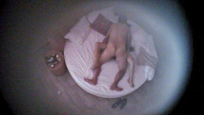 【上帝视角】少妇口活太骚险射爆！男人强行推开后猛操狂扇屁股，操到她彻底虚脱瘫软！ 配图5