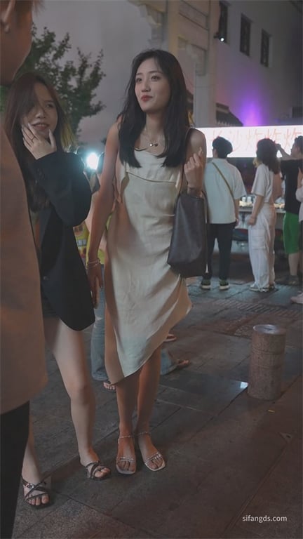 爆款推荐【商场抄底】极品模特女神颜值爆表身材犯规，短裙透视内裤骚到极致，那翘臀让 配图5