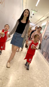 【KFC】❤️极品气质美少妇带双胞胎逛街 短裙下肉色骚窄内勾人买奶茶 - 老宋论坛-老宋论坛