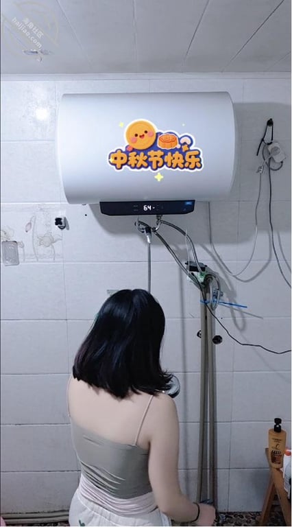 6）偷拍我妈洗澡，20分钟福利视频 配图2