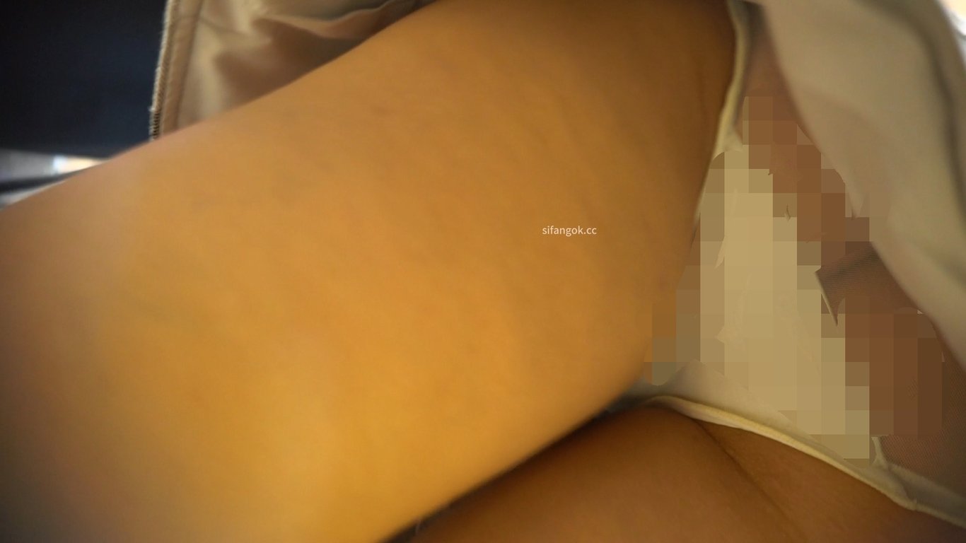 （空城原创） 街头极致诱惑！两位短裙少妇微透白内+透明白内 大神箭双雕 配图6