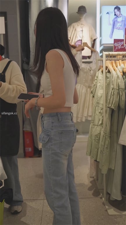 爆款推荐【商场试衣间偷窥】绝美嫩妹换衣抄底成功，绿底小内内一览无余，这条泡泡裙下 配图3